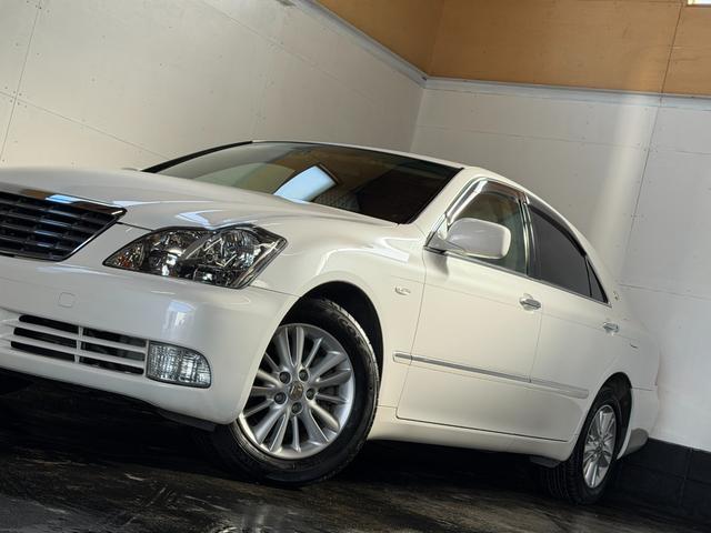 クラウン ロイヤルサルーン　走行３．３万ｋｍ　後期モデル　ＨＤＤマルチナビ　バックカメラ　ＥＴＣ　ＨＩＤヘッドライト　フォグランプ　ＬＥＤテールランプ　スマートキー　プッシュスタート　オートエアコン　パワーシート（4枚目）