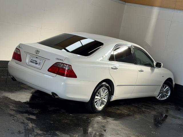 クラウン ロイヤルサルーン　走行３．３万ｋｍ　後期モデル　ＨＤＤマルチナビ　バックカメラ　ＥＴＣ　ＨＩＤヘッドライト　フォグランプ　ＬＥＤテールランプ　スマートキー　プッシュスタート　オートエアコン　パワーシート（6枚目）