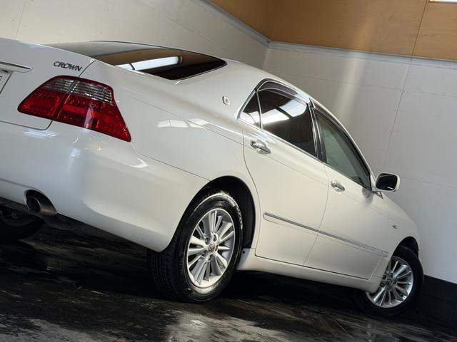 クラウン ロイヤルサルーン　走行３．３万ｋｍ　後期モデル　ＨＤＤマルチナビ　バックカメラ　ＥＴＣ　ＨＩＤヘッドライト　フォグランプ　ＬＥＤテールランプ　スマートキー　プッシュスタート　オートエアコン　パワーシート（8枚目）