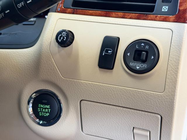 クラウン ロイヤルサルーン　走行３．３万ｋｍ　後期モデル　ＨＤＤマルチナビ　バックカメラ　ＥＴＣ　ＨＩＤヘッドライト　フォグランプ　ＬＥＤテールランプ　スマートキー　プッシュスタート　オートエアコン　パワーシート（15枚目）