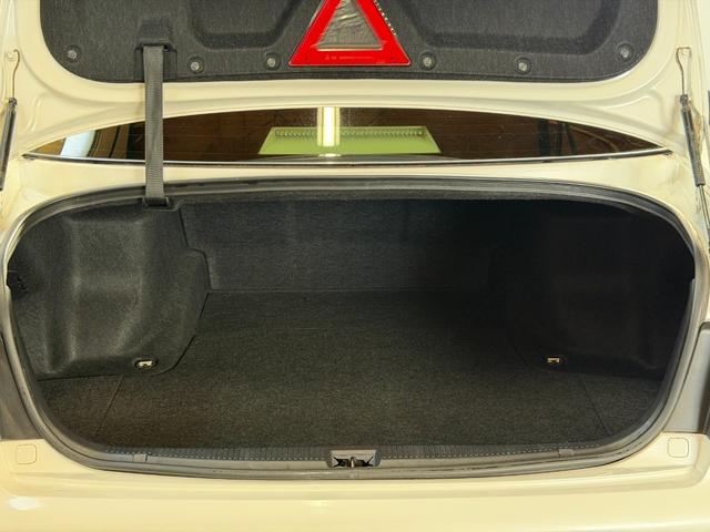 クラウン ロイヤルサルーン　走行３．３万ｋｍ　後期モデル　ＨＤＤマルチナビ　バックカメラ　ＥＴＣ　ＨＩＤヘッドライト　フォグランプ　ＬＥＤテールランプ　スマートキー　プッシュスタート　オートエアコン　パワーシート（19枚目）