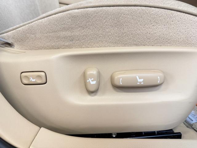 クラウン ロイヤルサルーン　走行３．３万ｋｍ　後期モデル　ＨＤＤマルチナビ　バックカメラ　ＥＴＣ　ＨＩＤヘッドライト　フォグランプ　ＬＥＤテールランプ　スマートキー　プッシュスタート　オートエアコン　パワーシート（21枚目）