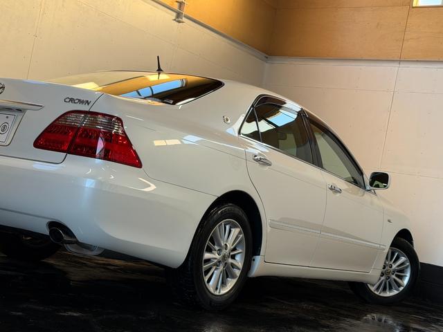 クラウン ロイヤルサルーン　後期モデル　ＨＤＤマルチナビ　バックカメラ　ＥＴＣ　ＨＩＤヘッドライト　フォグランプ　ＬＥＤテールランプ　スマートキー　プッシュスタート　オートエアコン　パワーシート（8枚目）