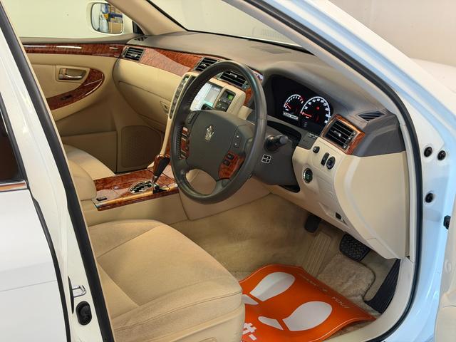 クラウン ロイヤルサルーン　後期モデル　ＨＤＤマルチナビ　バックカメラ　ＥＴＣ　ＨＩＤヘッドライト　フォグランプ　ＬＥＤテールランプ　スマートキー　プッシュスタート　オートエアコン　パワーシート（9枚目）