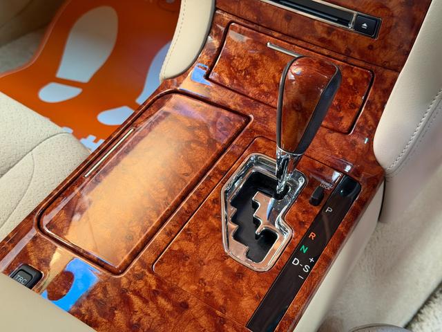 クラウン ロイヤルサルーン　後期モデル　ＨＤＤマルチナビ　バックカメラ　ＥＴＣ　ＨＩＤヘッドライト　フォグランプ　ＬＥＤテールランプ　スマートキー　プッシュスタート　オートエアコン　パワーシート（11枚目）