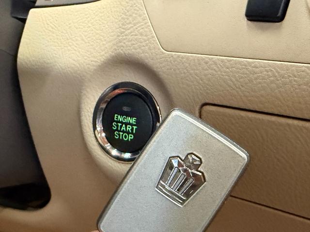 クラウン ロイヤルサルーン　後期モデル　ＨＤＤマルチナビ　バックカメラ　ＥＴＣ　ＨＩＤヘッドライト　フォグランプ　ＬＥＤテールランプ　スマートキー　プッシュスタート　オートエアコン　パワーシート（15枚目）