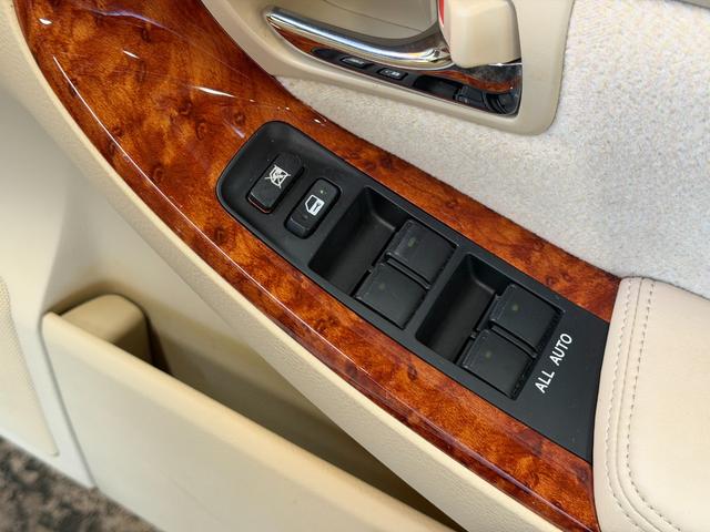 クラウン ロイヤルサルーン　後期モデル　ＨＤＤマルチナビ　バックカメラ　ＥＴＣ　ＨＩＤヘッドライト　フォグランプ　ＬＥＤテールランプ　スマートキー　プッシュスタート　オートエアコン　パワーシート（16枚目）