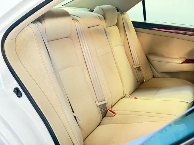 クラウン ロイヤルサルーン　後期モデル　ＨＤＤマルチナビ　バックカメラ　ＥＴＣ　ＨＩＤヘッドライト　フォグランプ　ＬＥＤテールランプ　スマートキー　プッシュスタート　オートエアコン　パワーシート（18枚目）