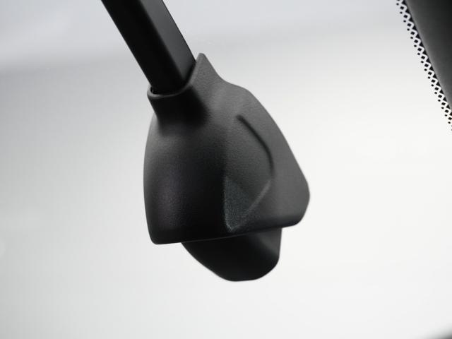 フィット ｅ：ＨＥＶホーム　２年保証　ナビ　ドライブレコーダー　バックカメラ　ＥＴＣ　クルーズコントロール　Ｂｌｕｅｔｏｏｔｈ　地デジ　スタートストップスイッチ　オートエアコン（4枚目）