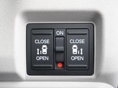◆両側電動スライドドア◆狭い駐車場でも乗り降りが楽々♪お子様が隣の車にドアを当ててしまう心配もございません！小さなお子様連れの方もこれで安心。 6
