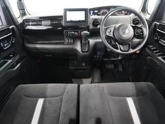 視界広々で運転しやすくロングドライブでも疲れを感じさせないすっきりとまとまったインパネ周りです。 6