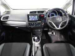 視界広々で運転しやすくロングドライブでも疲れを感じさせないすっきりとまとまったインパネ周りです。 7