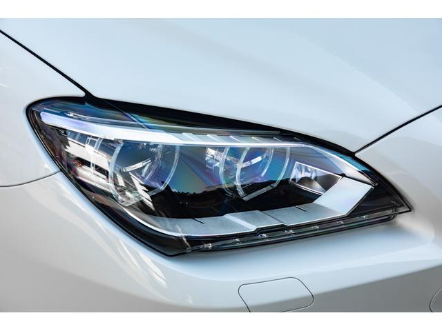 人気オプションのＬＥＤヘッドランプです。カッコいいんだ、これが。