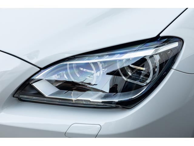 ヘッドランプレンズはご覧の通り、キラリンコンとしています。