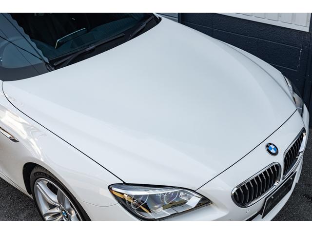 定番カラーのアルピンホワイトのボディは、大変きれいな状態です。ボディにはまだ十分に艶が残っており、ヘッドランプレンズもクリアです。新車で購入された前オーナー様の保管環境の良さが窺えます。