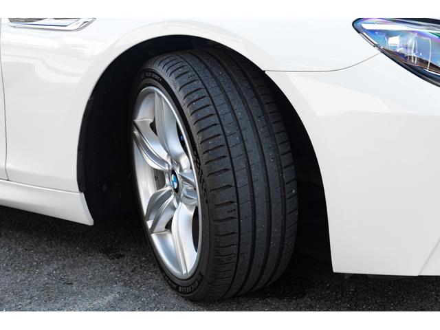 Ｍスポーツの１９インチアルミホイールにはミシュラン・パイロットスポーツ５が履かれています。２０２３年製とまだ新しく、目分量で８部山ほど残っています。