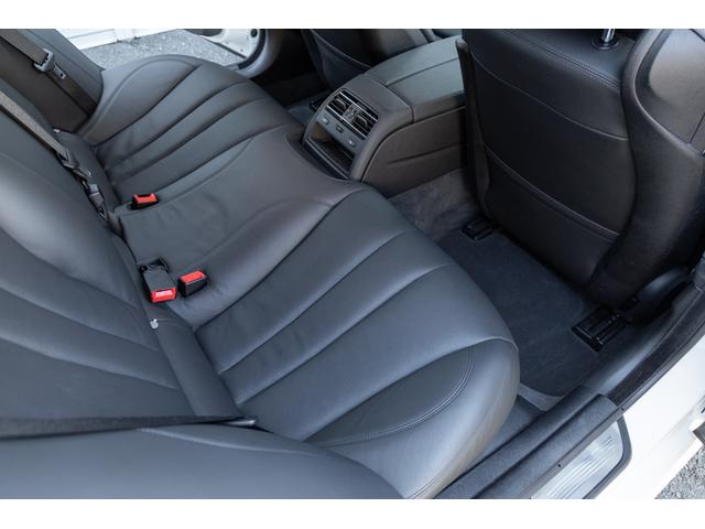 後席はお世辞にも広いとは言えませんが、一応これでも５人乗りのお車なんです。