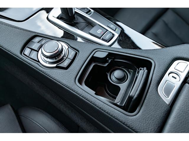 灰皿は使用された形跡が無く、当然ですがヤニ汚れやタバコ臭は皆無です。ペット等の嫌な臭いもなく、清潔感のあるインテリアです。