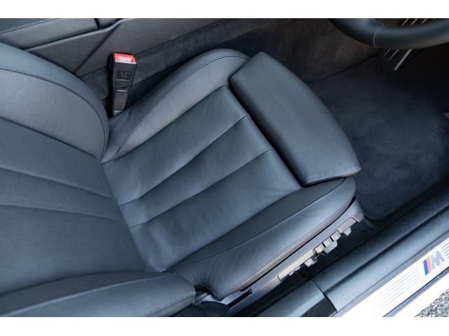 入庫時に革シートクリーニング（ステアリング含む）を行いましたので、皮脂汚れによる嫌なテカリもございません。