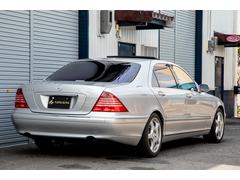 大変状態の良いＷ２２０　Ｓクラスです。欧州車らしいブリリアントシルバーのボディは、大変きれいな状態が保たれています。 3