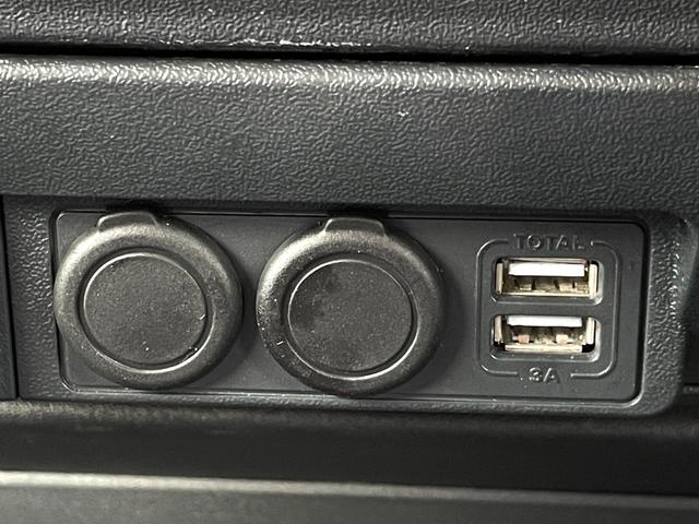 ハイエースバン スーパーＧＬ　５０ＴＨ　アニバーサリーリミテッド　禁煙車　ＦＬＥＸカスタム　後席モニター　ベッドキット　両側電動スライドドア　ワンオーナー　ＡＣ１００Ｖ電源　フルセグＴＶ　バックカメラ　ＥＴＣ　衝突軽減システム　ドラレコ　点検記録簿付　ユーザー買取車（30枚目）