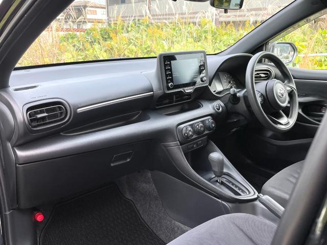 ヤリス Ｘ　禁煙車　純正ナビ　バックカメラ　衝突軽減システム　レーンキープ　前後ドラレコ　ディスプレイオーディオ　スマートキー　Ｂｌｕｅｔｏｏｔｈ　ＥＴＣ　ＵＳＢ　コーナーセンサー　プッシュスタート　車検整備付（29枚目）