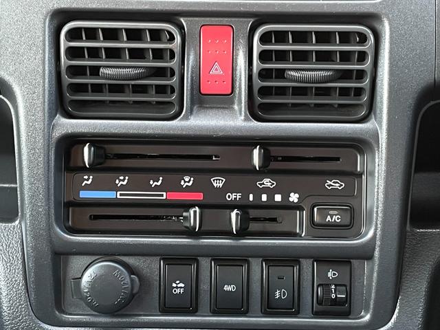 スーパーキャリイ Ｘ　禁煙車　衝突軽減システム　４ＷＤ　ワンオーナー車　キーレス　三方開　オーバーヘットシェルフ　ゲートプロテクタ　荷台マット　ＣＤチューナー　点検整備付（15枚目）