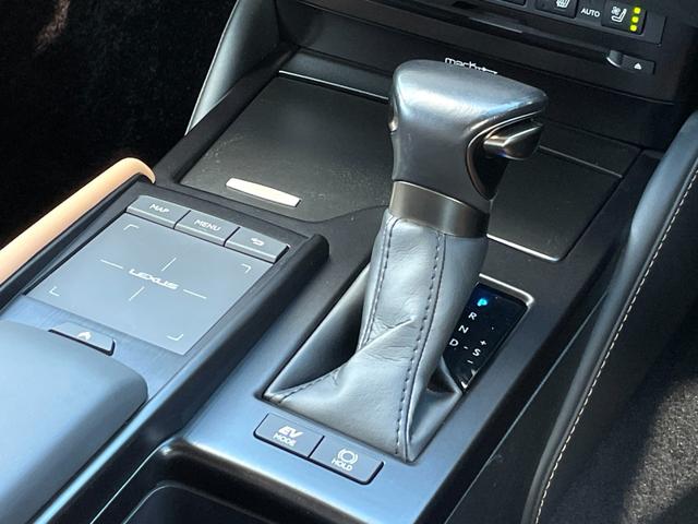 ＥＳ ＥＳ３００ｈ　バージョンＬ　後期型　禁煙　サンルーフ　マークレビンソンプレミアムサラウンドサウンドシステム　本革シート　パノラミックビューモニター　本革シート　１２．３型ナビ　３眼フルＬＥＤ　デジタルインナーミラー　ユーザー買取（22枚目）