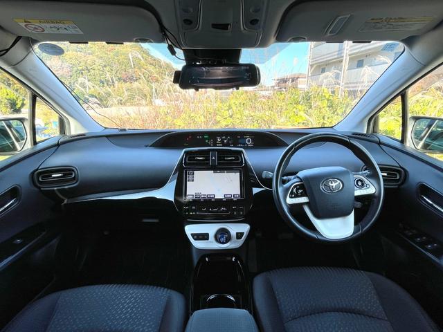 プリウス Ｓセーフティプラス　禁煙車　純正９インチナビ　レーダークルーズコントロール　衝突軽減システム　フルセグＴＶ　バックカメラ　ドラレコ　ＥＴＣ　Ｂｌｕｅｔｏｏｔｈ　ＬＥＤヘッドライト　スマートキー２個　ユーザー買取車（5枚目）