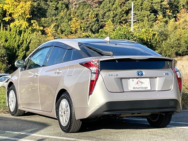 プリウス Ｓセーフティプラス　禁煙車　純正９インチナビ　レーダークルーズコントロール　衝突軽減システム　フルセグＴＶ　バックカメラ　ドラレコ　ＥＴＣ　Ｂｌｕｅｔｏｏｔｈ　ＬＥＤヘッドライト　スマートキー２個　ユーザー買取車（7枚目）