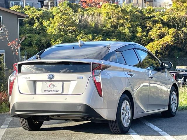 プリウス Ｓセーフティプラス　禁煙車　純正９インチナビ　レーダークルーズコントロール　衝突軽減システム　フルセグＴＶ　バックカメラ　ドラレコ　ＥＴＣ　Ｂｌｕｅｔｏｏｔｈ　ＬＥＤヘッドライト　スマートキー２個　ユーザー買取車（8枚目）