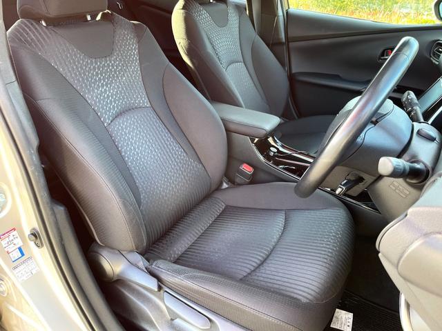 プリウス Ｓセーフティプラス　禁煙車　純正９インチナビ　レーダークルーズコントロール　衝突軽減システム　フルセグＴＶ　バックカメラ　ドラレコ　ＥＴＣ　Ｂｌｕｅｔｏｏｔｈ　ＬＥＤヘッドライト　スマートキー２個　ユーザー買取車（9枚目）