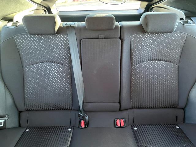 プリウス Ｓセーフティプラス　禁煙車　純正９インチナビ　レーダークルーズコントロール　衝突軽減システム　フルセグＴＶ　バックカメラ　ドラレコ　ＥＴＣ　Ｂｌｕｅｔｏｏｔｈ　ＬＥＤヘッドライト　スマートキー２個　ユーザー買取車（11枚目）