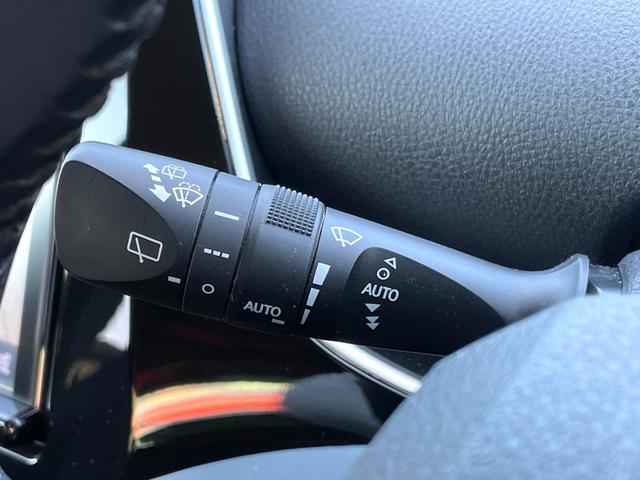 プリウス Ｓセーフティプラス　禁煙車　純正９インチナビ　レーダークルーズコントロール　衝突軽減システム　フルセグＴＶ　バックカメラ　ドラレコ　ＥＴＣ　Ｂｌｕｅｔｏｏｔｈ　ＬＥＤヘッドライト　スマートキー２個　ユーザー買取車（20枚目）