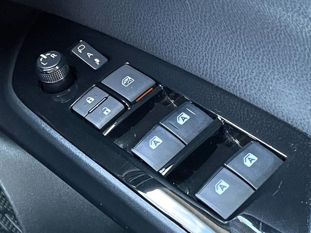 プリウス Ｓセーフティプラス　禁煙車　純正９インチナビ　レーダークルーズコントロール　衝突軽減システム　フルセグＴＶ　バックカメラ　ドラレコ　ＥＴＣ　Ｂｌｕｅｔｏｏｔｈ　ＬＥＤヘッドライト　スマートキー２個　ユーザー買取車（32枚目）