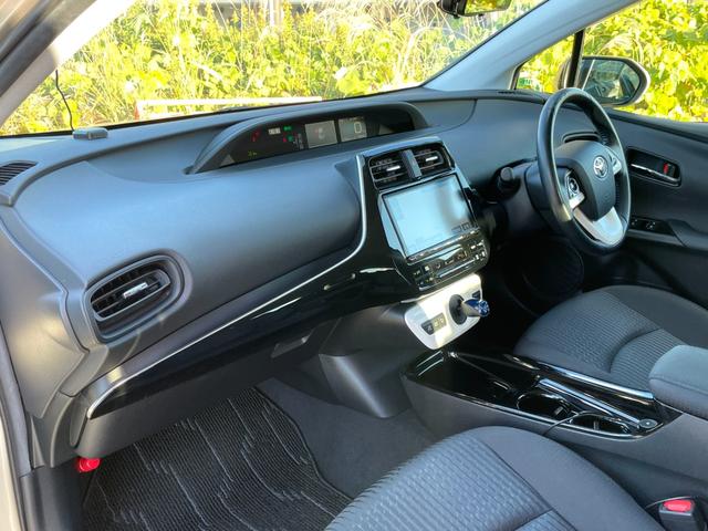 プリウス Ｓセーフティプラス　禁煙車　純正９インチナビ　レーダークルーズコントロール　衝突軽減システム　フルセグＴＶ　バックカメラ　ドラレコ　ＥＴＣ　Ｂｌｕｅｔｏｏｔｈ　ＬＥＤヘッドライト　スマートキー２個　ユーザー買取車（42枚目）