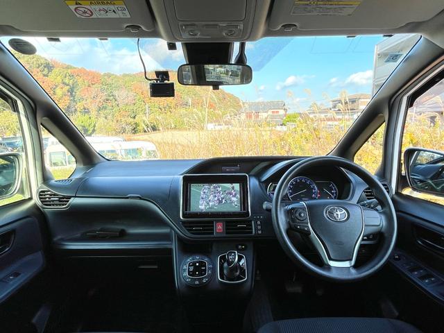 ノア ハイブリッドX ディライトプラス 禁煙車 純正9インチナビ 両側電動スライドドア 純正後席フリップダウンモニター 衝突軽減システム レーンキープ 前後ドラレコ バックカメラ Bluetooth フルセグTV ETC スマートキー2個(5枚目)