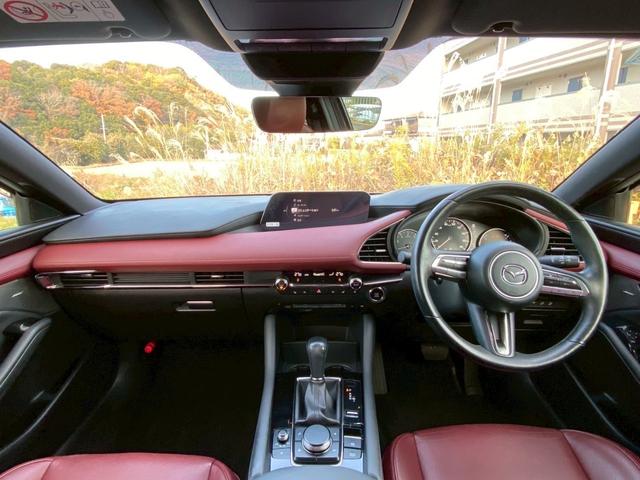 MAZDA3ファストバック 20Sバーガンディ セレクション 禁煙車 ワンオーナー 赤革シート 全方位カメラ BOSEサウンド レーダークルコン 衝突軽減システム レーンキープ ブラインドスポットモニター 純正ナビ フルセグTV シートヒーター スマートキー(5枚目)