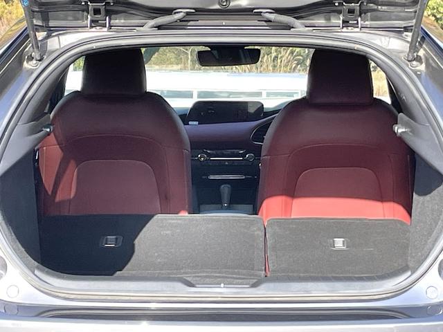 MAZDA3ファストバック 20Sバーガンディ セレクション 禁煙車 ワンオーナー 赤革シート 全方位カメラ BOSEサウンド レーダークルコン 衝突軽減システム レーンキープ ブラインドスポットモニター 純正ナビ フルセグTV シートヒーター スマートキー(12枚目)