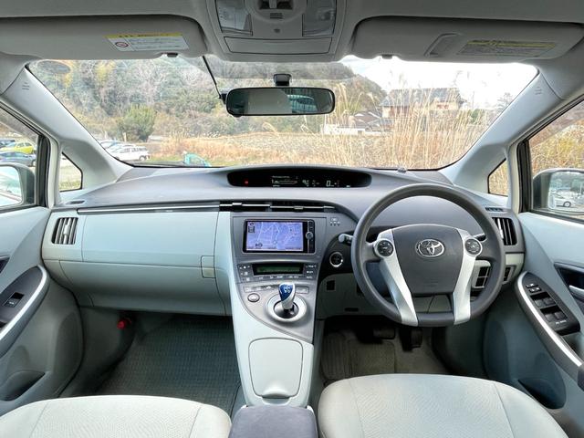 プリウス Ｓ　禁煙車　純正ナビ　フルセグＴＶ　バックカメラ　ＥＴＣ　ドラレコ　Ｂｌｕｅｔｏｏｔｈ　スペアキー　ユーザー買取車　点検整備付（3枚目）