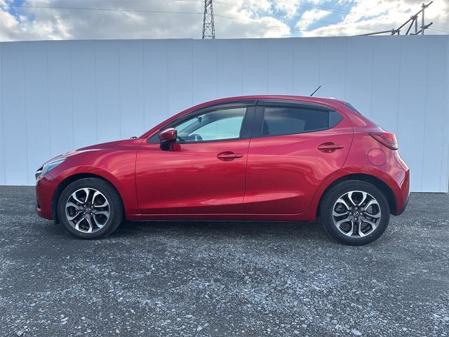 デミオ ＸＤツーリング　ブラインド・スポット・モニタリング（リア・クロス・トラフィック・アラート機能付）＋ハイ・ビーム・コントロールシステム＋車線逸脱警報システム、ＣＤ／ＤＶＤプレーヤー＋地デジＴＶチューナー（フルセグ）（6枚目）