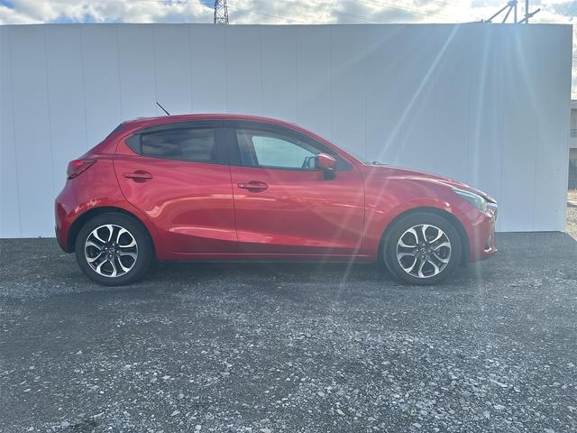 デミオ ＸＤツーリング　ブラインド・スポット・モニタリング（リア・クロス・トラフィック・アラート機能付）＋ハイ・ビーム・コントロールシステム＋車線逸脱警報システム、ＣＤ／ＤＶＤプレーヤー＋地デジＴＶチューナー（フルセグ）（11枚目）