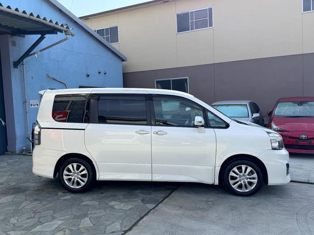 ヴォクシー ＺＳ　純正ナビ　ＴＶ　バックカメラ　両側パワースライドドア　スマートキー　ＥＴＣ（5枚目）