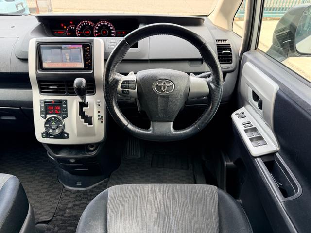 ヴォクシー ＺＳ　純正ナビ　ＴＶ　バックカメラ　両側パワースライドドア　スマートキー　ＥＴＣ（11枚目）