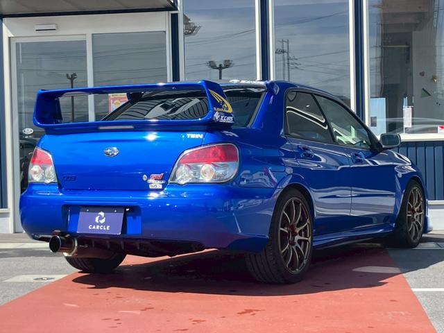 インプレッサ ＷＲＸ　ＳＴｉ　カーボンボンネット　３連メーター　ＭＯＭＯハンドルアドバンレーシングアルミ　柿本改マフラー　テイン車高調　ブレンボキャリパー　スーパーレーダー　リアウィング社外ナビ　バックモニター　ＴＶ　ＢＴ　ＥＴＣ（3枚目）