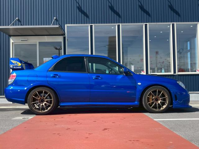 インプレッサ ＷＲＸ　ＳＴｉ　カーボンボンネット　３連メーター　ＭＯＭＯハンドルアドバンレーシングアルミ　柿本改マフラー　テイン車高調　ブレンボキャリパー　スーパーレーダー　リアウィング社外ナビ　バックモニター　ＴＶ　ＢＴ　ＥＴＣ（8枚目）