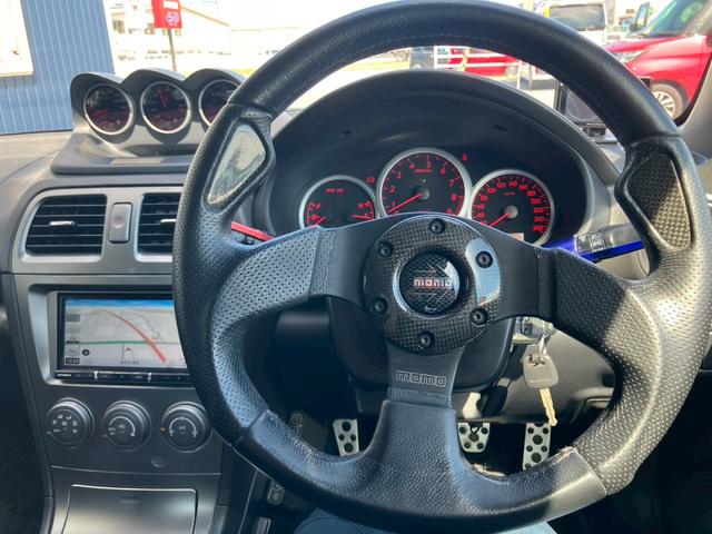 インプレッサ ＷＲＸ　ＳＴｉ　カーボンボンネット　３連メーター　ＭＯＭＯハンドルアドバンレーシングアルミ　柿本改マフラー　テイン車高調　ブレンボキャリパー　スーパーレーダー　リアウィング社外ナビ　バックモニター　ＴＶ　ＢＴ　ＥＴＣ（18枚目）