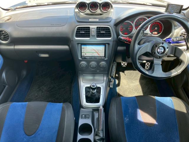 インプレッサ ＷＲＸ　ＳＴｉ　カーボンボンネット　３連メーター　ＭＯＭＯハンドルアドバンレーシングアルミ　柿本改マフラー　テイン車高調　ブレンボキャリパー　スーパーレーダー　リアウィング社外ナビ　バックモニター　ＴＶ　ＢＴ　ＥＴＣ（35枚目）