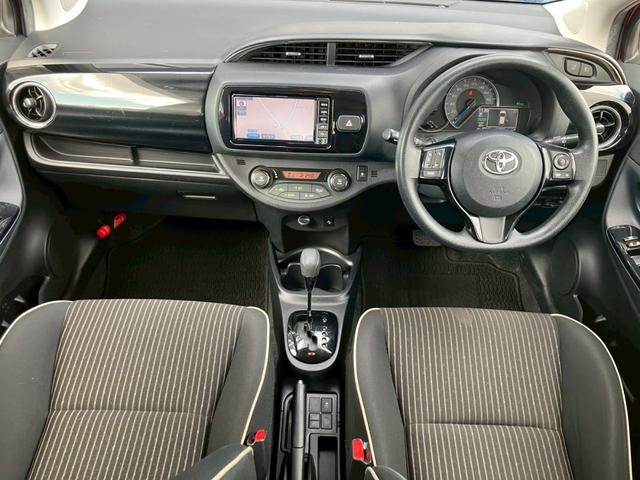 ヴィッツ ハイブリッド ジュエラ 純正ナビ バックモニター ステアリングスイッチ テレビ プッシュスタート トヨタセーフティーセンス ナノイーエアコン ETC ドラレコ オートライト 横滑り防止装置 レーンキープアシスト(11枚目)