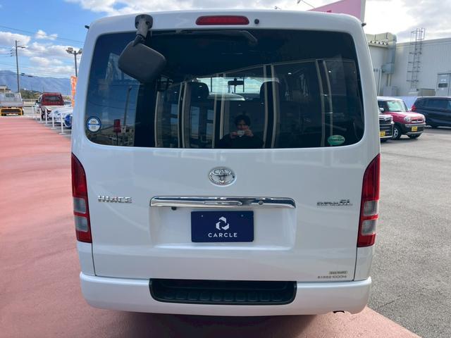 ハイエースバン ロングスーパーＧＬ　４ＷＤディーゼル　社外ナビ　ＴＶ　Ｂｌｕｅｔｏｏｔｈ接続　バックカメラ　ＥＴＣ　純正エンジンスターター　社外アルミ　イージークローザー　ＡＣ１００Ｖ　ＣＤ／ＤＶＤ　ディーゼルターボ（5枚目）